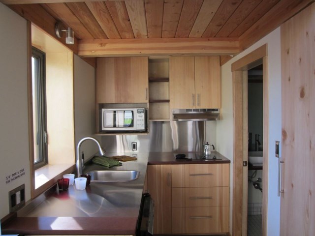 joseph-giampietro-mini-b-kitchen1-via-smallhousebliss