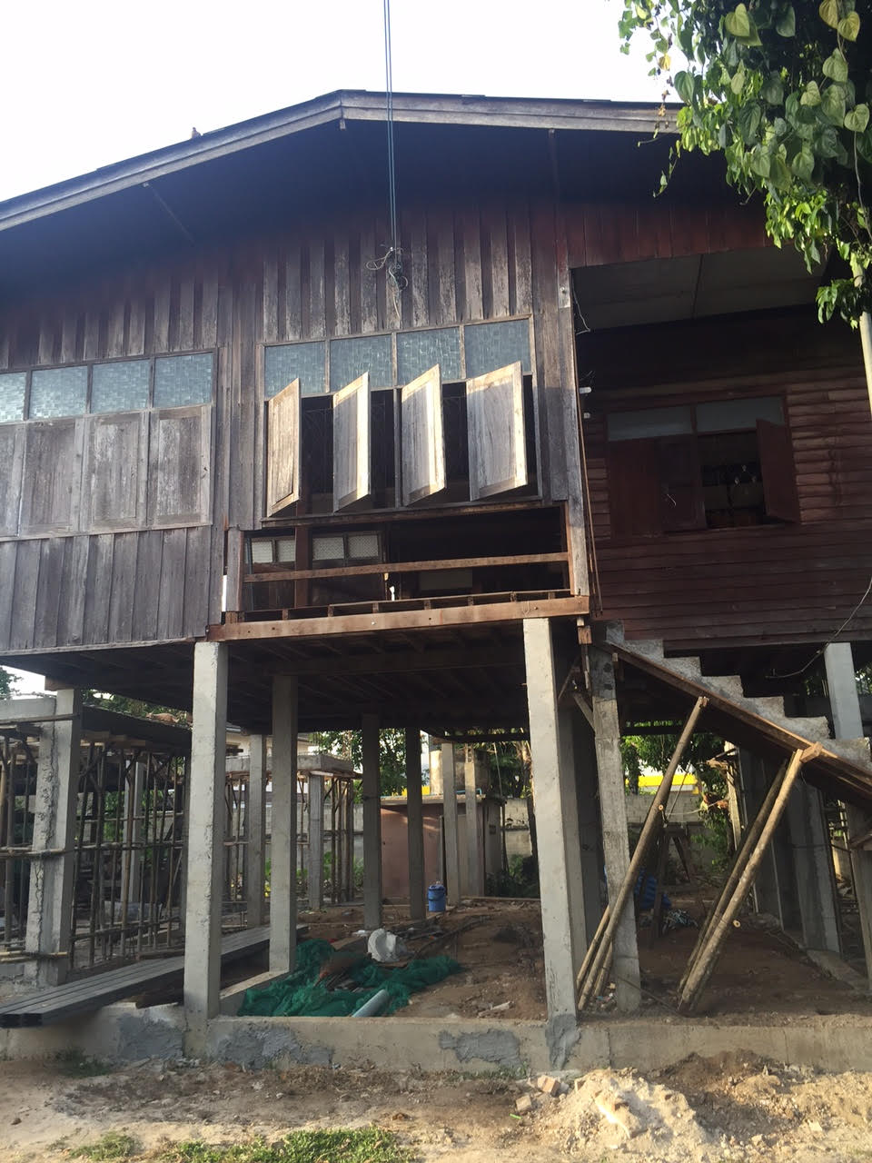 renovate-old-wooden-house-to-western-cafe-hostel (4)