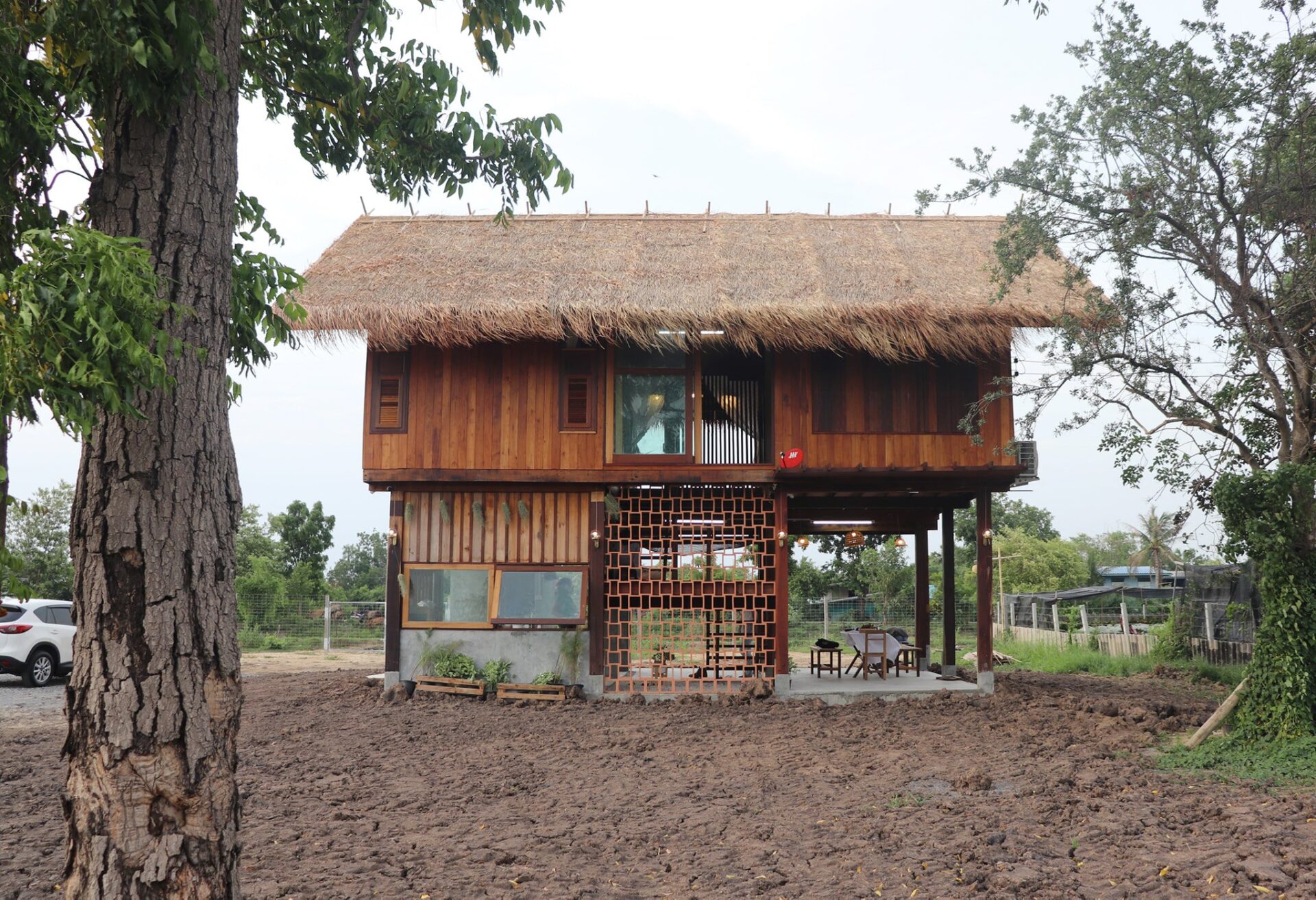 พาชม “บ้านไม้สไตล์บ้านทุ่ง” บ้านพักบรรยากาศสุดชิลล์ เพลิดเพลินทั้งวันไป ...